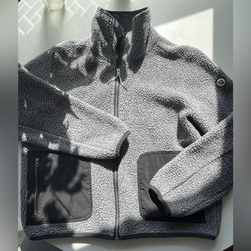 Vuori Women’s Alpine Sherpa Jacket Gray/Black